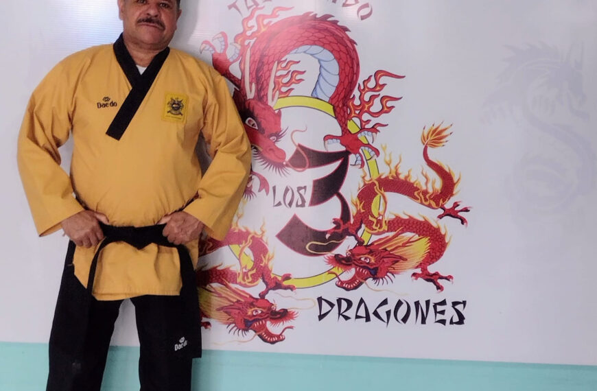 Maestro satisfecho por lograr el objetivo.